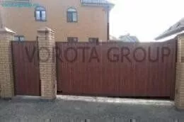 Откатные ворота Алютех из профлиста под дерево