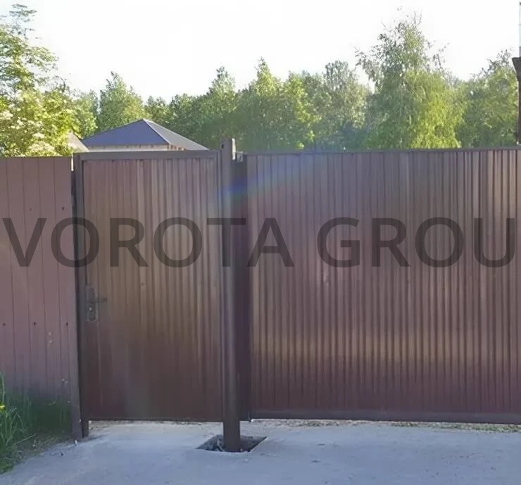 Откатные ворота на сваях с калиткой Doorhan коричневые 2100x1500
