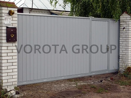 Откатные ворота с калиткой Alutech из серого профлиста 1850x3250