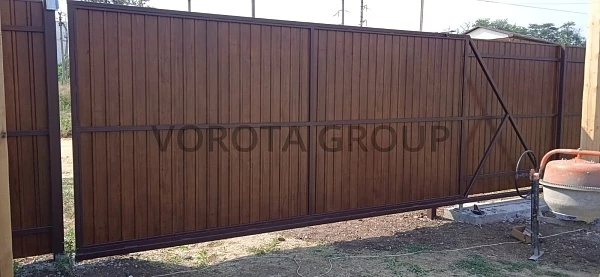 Откатные ворота из профнастила Doorhan в дом под дерево 2500x4500