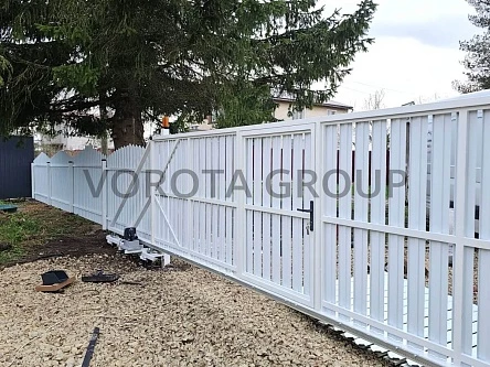 Откатные ворота на сваях с калиткой Alutech белые 3500х1800